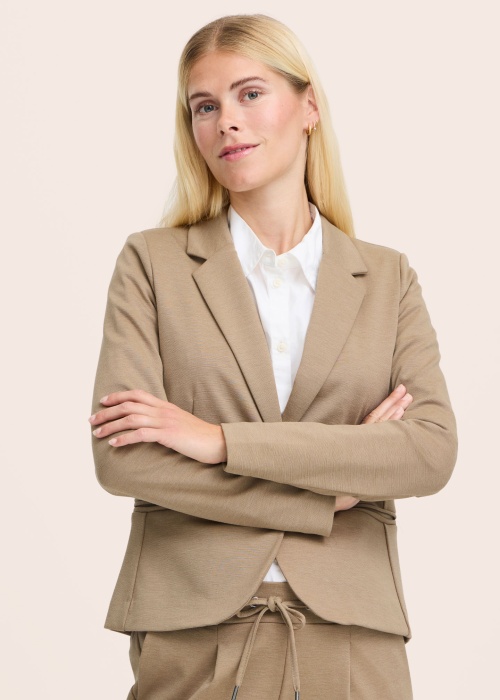 b.young jakk Rizetta