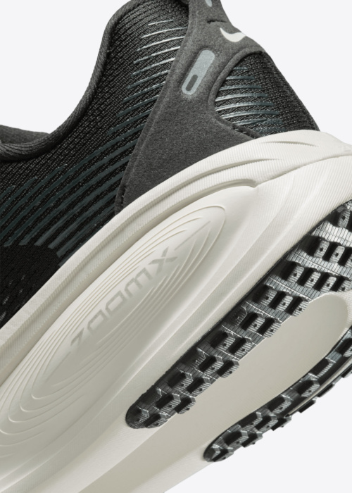 Беговые кроссовки Vomero 18 Nike