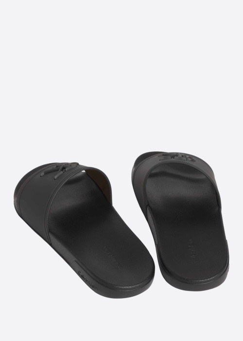 Calvin Klein basseiniplätud