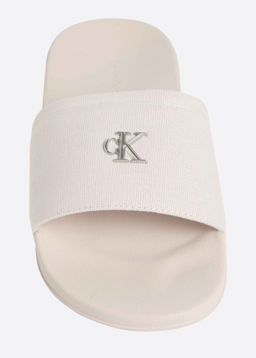 Calvin Klein basseiniplätud