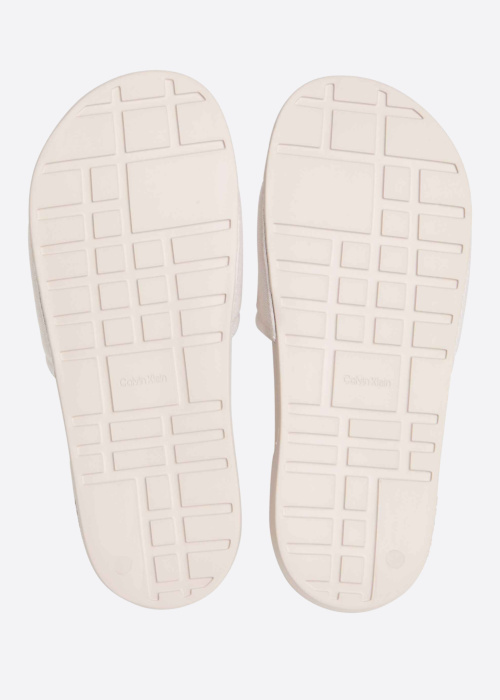 Calvin Klein basseiniplätud