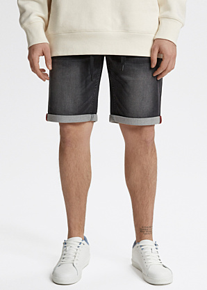 Diverse lühikesed teksapüksid