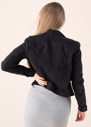 Noisy May teksatagi Debra