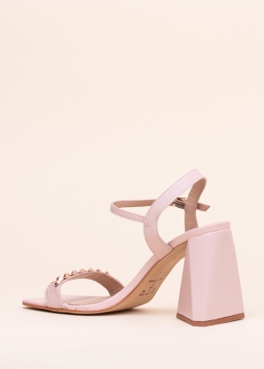 Loretta Vitale kingad