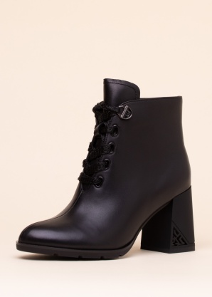 Loretta Vitale poolsaapad