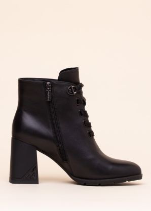 Loretta Vitale poolsaapad