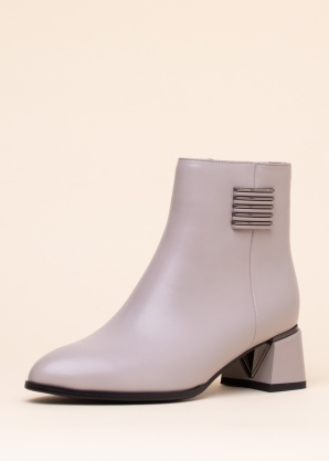 Loretta Vitale poolsaapad