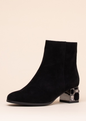 Loretta Vitale poolsaapad