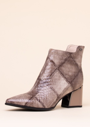 Loretta Vitale poolsaapad