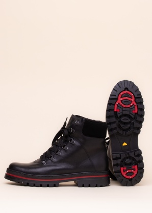 Aaltonen jäänaeltega poolsaapad