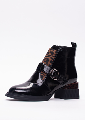 Loretta Vitale poolsaapad