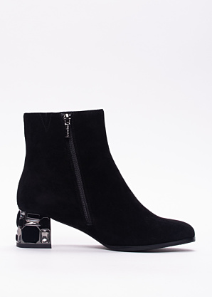 Loretta Vitale poolsaapad