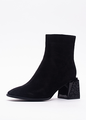 Loretta Vitale poolsaapad