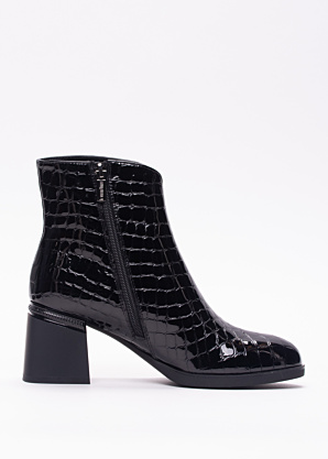 Loretta Vitale poolsaapad