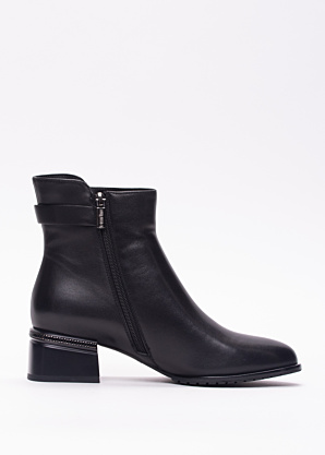 Loretta Vitale poolsaapad