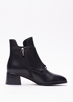 Loretta Vitale poolsaapad