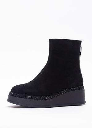 Loretta Vitale poolsaapad