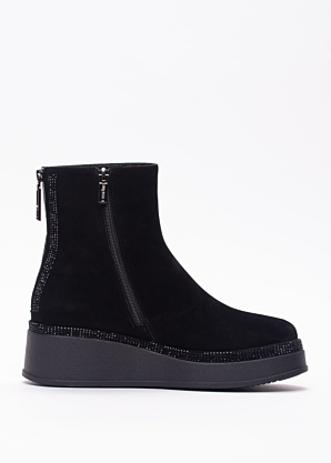 Loretta Vitale poolsaapad