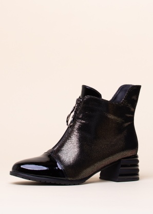 Loretta Vitale poolsaapad