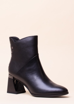 Loretta Vitale poolsaapad