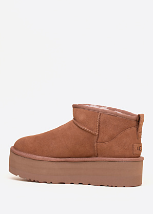 UGG poolsaapad