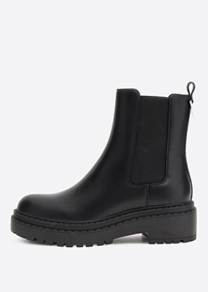 Guess poolsaapad Leanna