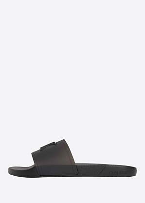 Calvin Klein basseiniplätud